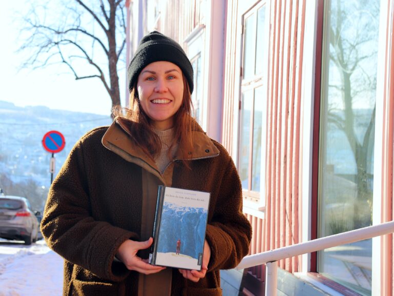 Hanne Kure Bjugstad i Kongsvinger bibliotek og Kafe Bohem lager bokklubb for unge voksne. Det er flere gode bøker som omhandler ungt voksenliv mener Hanne, samtidig som biblioteket ønsker å rette seg mot denne målgruppen.