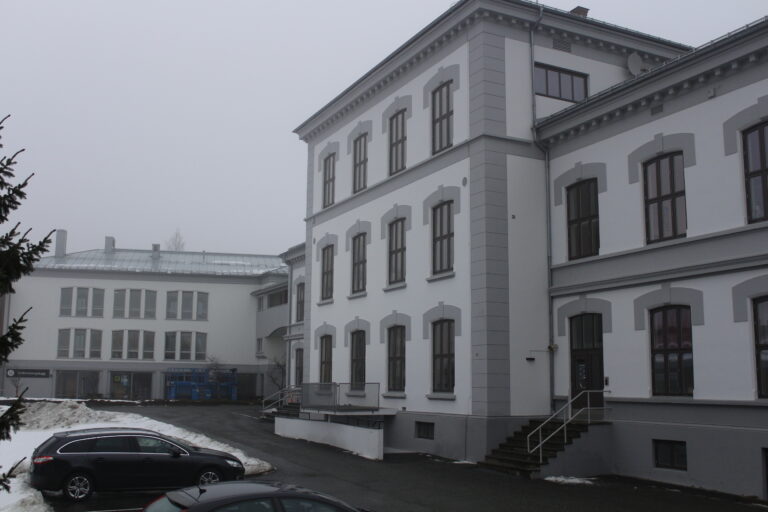 Øvrebyen videregående skole har satt elever og ansatte i karantene