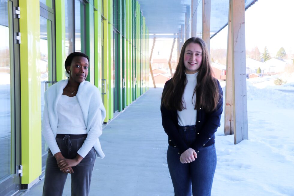 Mitt Kongsvinger møtte Allegra-Corine Uwineza (15) og Karen Arnesen (16) etter at de kvalifiserte seg til landsfinalen i International Language Competition. Fredag stakk de av med seieren i samme konkurranse.