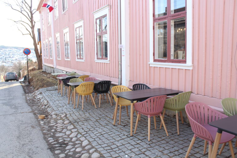 Kafé Bohem har satt nye stoler og bord utenfor lokalene sine. Dette er bare en av mange endringer kafeen håper å gjøre med uteserveringsområdet sitt i år.