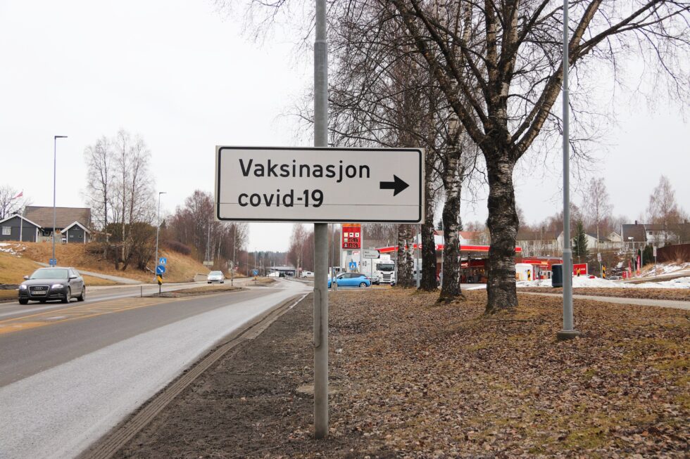 Vaksinasjon covid-19 i Kongsvinger er skiltet mot Holthallen, der vaksineringen av innbyggerne foregår.