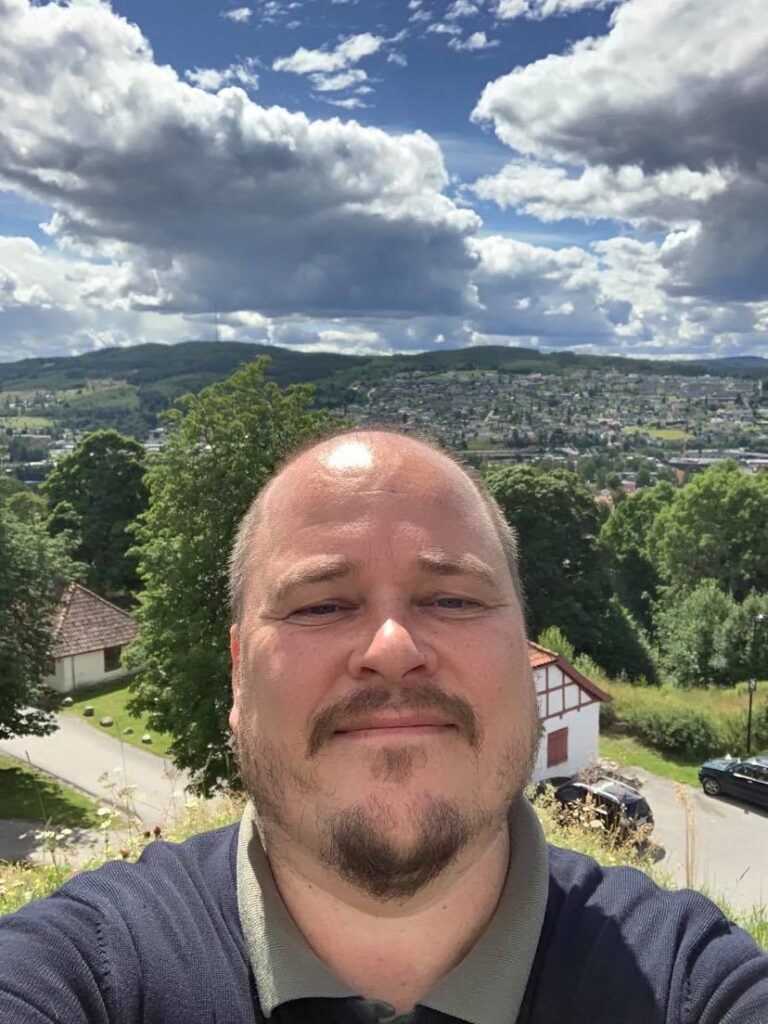 Professor Carl Henrik Knutsen er en etablert demokratiforsker. Han har ikke glemt hvor han kommer fra og nå vil han flytte hjem igjen. (Foto:Privat)