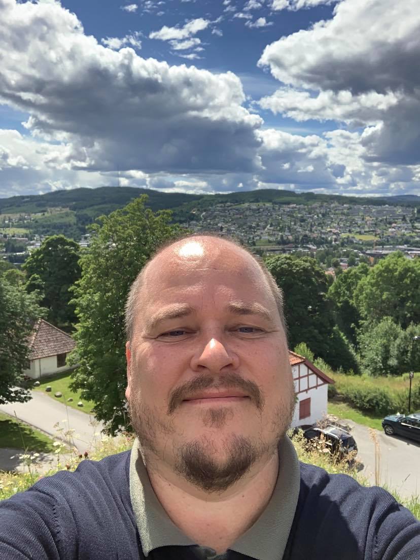 Professor Carl Henrik Knutsen er en etablert demokratiforsker. Han har ikke glemt hvor han kommer fra og nå vil han flytte hjem igjen. (Foto:Privat)