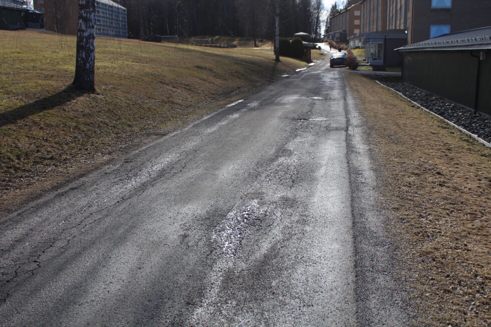 I Sigyns veg har det enda ikke blitt gjort asfalteringsarbeid, nå lurer borettslaget på hvorfor kommunen venter med å fikse opp veien.