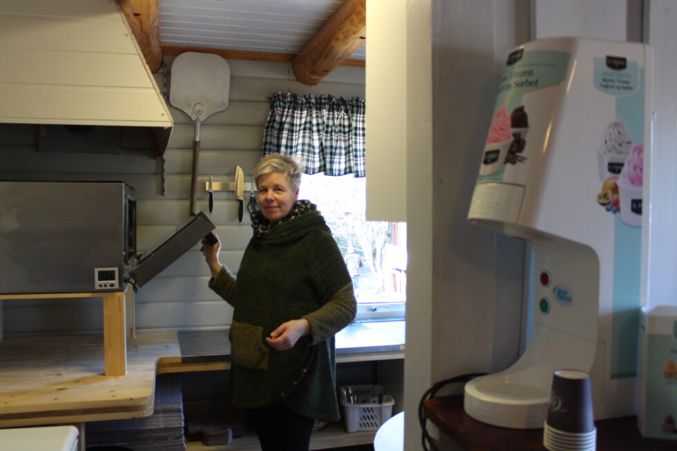 Paviljongen på Dragonmoen camping er nå blitt fiffet opp så den kan være den nye filialen til Pizza'n på Austmarka sitt innendørs sitteområde. Elisabeth Johansen, eier og drifter av Pizza'n på Austmarka har de siste ukene stått på for å gjøre alt klart til åpningen. Paviljongen vil fortsatt også være åpen for andre besøkende, så lenger alle passer på å holde to meters avstand.