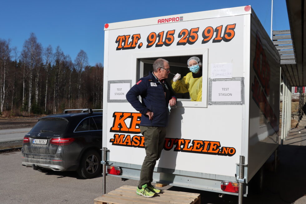 Anna Kolsgaard og Tom Gustavsen er to av dem man kan få øye på ute på Øyermoen. Her er det lange dager, men gjør pendlingen enklere for mange.