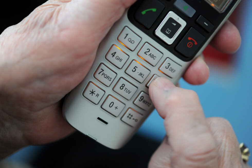 Arbeiderpartiet ber om at Telenor ikke tar fra folk fasttelefonen der de ikke har tilfredsstillende mobildekning.