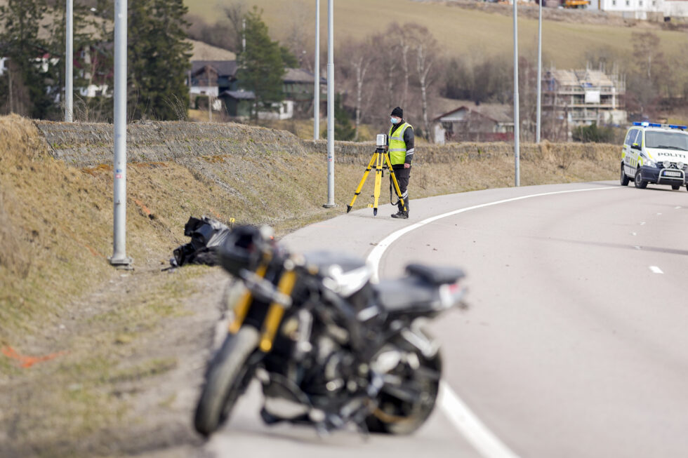 Politiet er på stedet etter at en motorsyklist fra Kongsvinger døde etter å ha kjørt av Riksvei 22 ved Fetsundbrua søndag ettermiddag.
