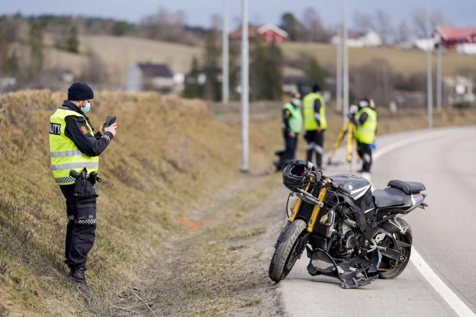 Politiet er på stedet etter at en motorsyklist døde etter å ha kjørt av Riksvei 22 ved Fetsundbrua søndag ettermiddag.