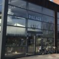 Palace Cafe er åpen på stasjonssiden av byen, og lysekrona synes fortsatt godt fra utsiden. — Foto: Øystein Engh