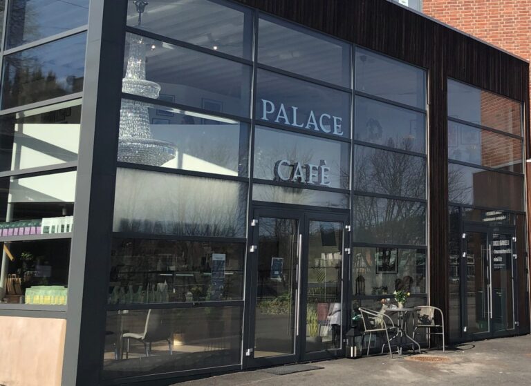 Palace Cafe er åpen på stasjonssiden av byen, og lysekrona synes fortsatt godt fra utsiden. — Foto: Øystein Engh