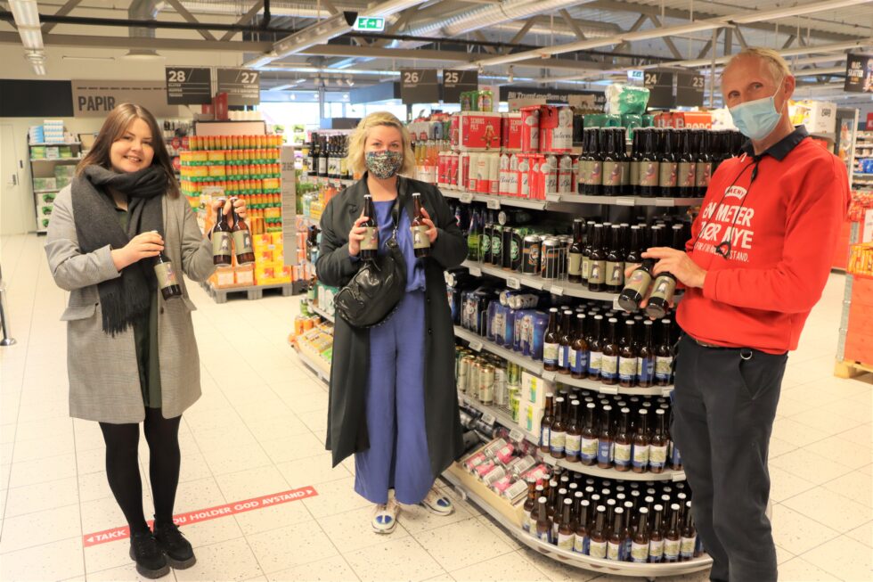 Bohem-gründer Mari Østlid (t.v.), designer Toril Ramstad og butikksjef på Meny, John Ellingsen, har nå realisert Bohem-ølet i butikk, som kommer i to varianter.