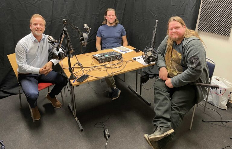 Stian Fossum (t.h) var gjest hos Ole Petter Vibekken (t.v.) og Roy Onsrud i episode fire av podkasten Prøvesving.