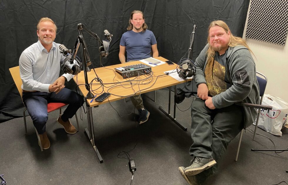 Stian Fossum (t.h) var gjest hos Ole Petter Vibekken (t.v.) og Roy Onsrud i episode fire av podkasten Prøvesving.