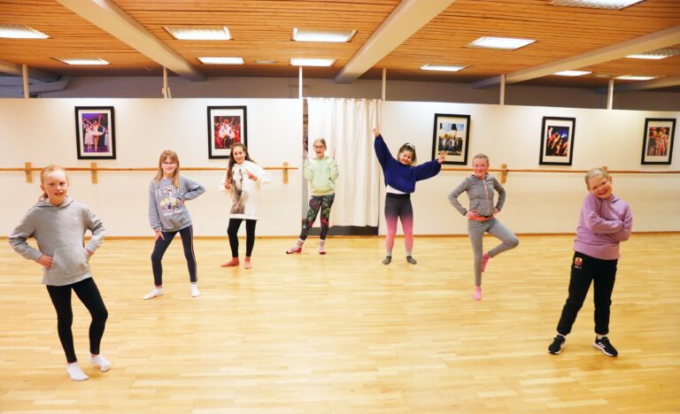 Jentene fra partiet showdans 4-7. trinn var tilbake på dansetrening torsdag, etter at kommunen åpnet opp breddeidretten for barn og unge.