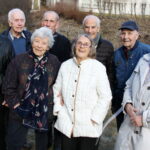Det blir langt flere av slike innbyggere i 80- og 90-årene i Kongsvinger de nærmeste tiårene, som disse naboene i Tommelstadsgate borettslag, f.v. Kjell Rymoen (82), Erik Krogsrud (87), Karin Melby (88), Finn Hagen (80), Bodil Harstad (83), Åge Melgård (82), Hans Trongaard (91) og Kari Ringstad (88). Ifølge SSB kan det bli dobbelt så mange av dem om 30 år.