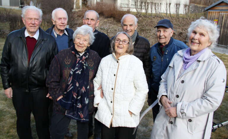 Det blir langt flere av slike innbyggere i 80- og 90-årene i Kongsvinger de nærmeste tiårene, som disse naboene i Tommelstadsgate borettslag, f.v. Kjell Rymoen (82), Erik Krogsrud (87), Karin Melby (88), Finn Hagen (80), Bodil Harstad (83), Åge Melgård (82), Hans Trongaard (91) og Kari Ringstad (88). Ifølge SSB kan det bli dobbelt så mange av dem om 30 år.