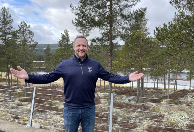 Daniel Larsson ser frem til å ønske golfspillere velkommen tilbake til Liermoen.