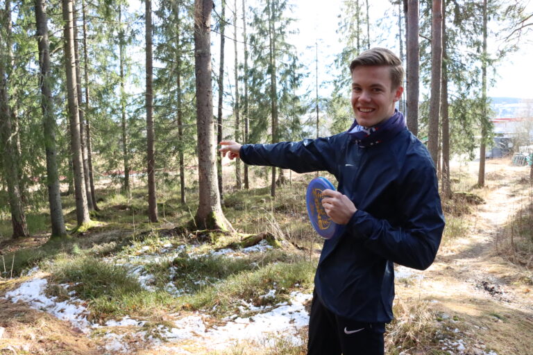Johan Grundt fra Festningen frisbeeklubb har store planer for frisbeegolf i Kongsvinger. Nå er det mulig å realisere etter pengestøtte.