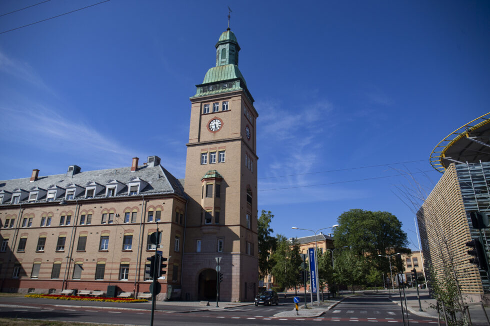 Vaksiner ble oppbevart feil i nesten ett døgn i Kongsvinger, men dosene er kanskje ikke tapt likevel. Oslo Universitetssykehus skal måle effekten på sine ansatte.