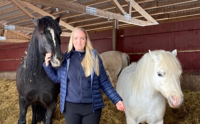 Line Brodahl med Tina (t.v.) og Peach. De firbeinte lot seg trekke ut av en særdeles avslappende middagshvil for å bli med på bildet.