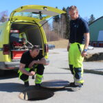 Her pumpes det mange liter vann ut av hovedvannledningen under markensplassen. GIVAS har på torsdag måttet åpne flere slike ventiler for skylle ut misfarget vann fra vannledningen.