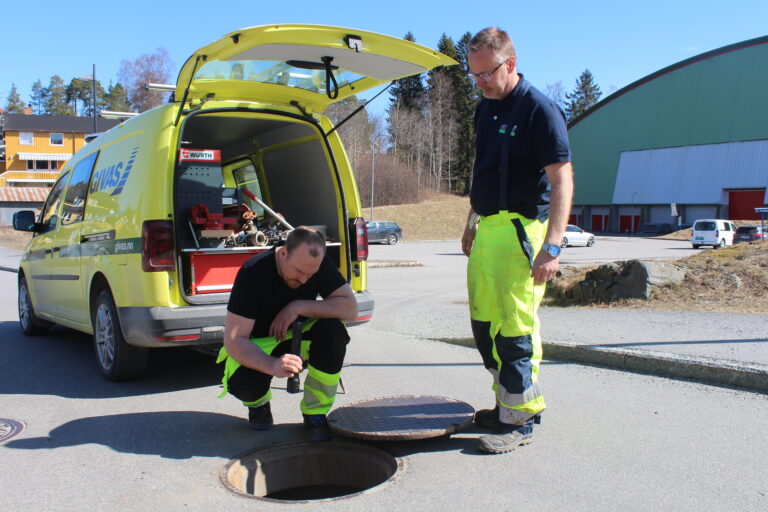 Her pumpes det mange liter vann ut av hovedvannledningen under markensplassen. GIVAS har på torsdag måttet åpne flere slike ventiler for skylle ut misfarget vann fra vannledningen.