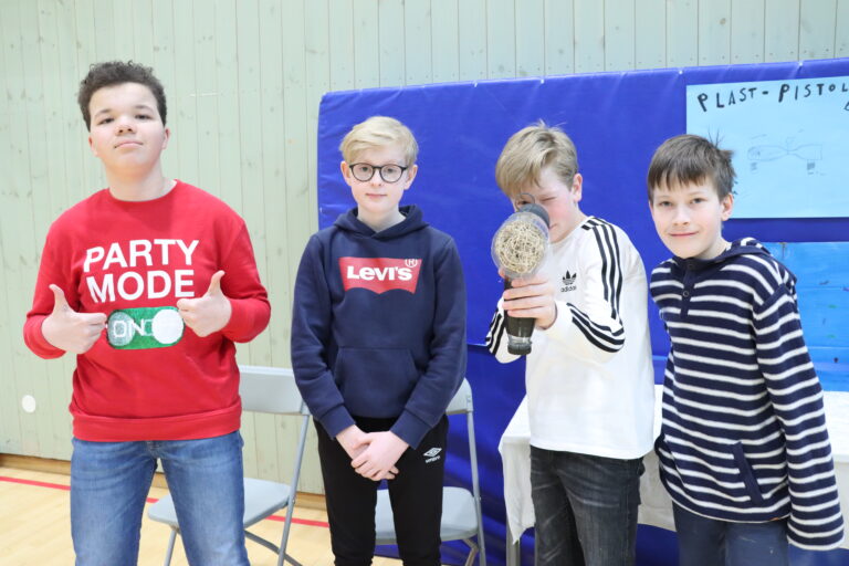 Pang! sier det fra denne plastpistolen. Det var oppfinnelsen som fikk premien for beste idé. Her representert med Marius Marshal, (t.v.), Petter Nymoen, Kasper Skarnes Jørgensen og Sigurd Olsen Brøntveit.