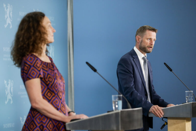 Direktør i Folkehelseinstituttet Camilla Stoltenber og helse- og omsorgsminister Bent Høie under pressekonferanse om koronasituasjonen der tema er vaksine.