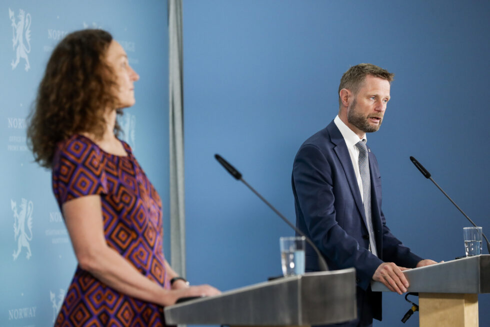 Direktør i Folkehelseinstituttet Camilla Stoltenber og helse- og omsorgsminister Bent Høie under pressekonferanse om koronasituasjonen der tema er vaksine.