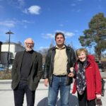 Terje Martinsen (t.v.), Paul Larsson og Karin Guttormsen i Positiv Byutvikling ber om innbyggernes støtte til å kreve en utredning av parkeringsplassen bak rådhuset som alternativ hotelltomt.