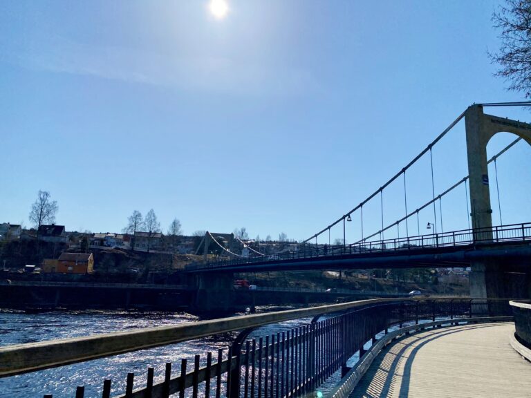 Skyfri himmel og temperaturer som setter fart på vårfølelsen lørdag ettermiddag i Kongsvinger sentrum.