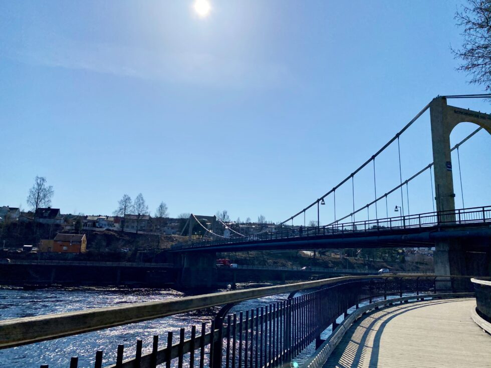 Skyfri himmel og temperaturer som setter fart på vårfølelsen lørdag ettermiddag i Kongsvinger sentrum.