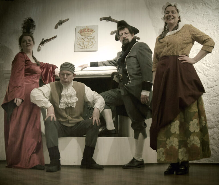 Eva Vermundsberget, Øivind Roos, Lars Ovlien og Mette Skogbakken står bak de historiske middagene på Kongsvinger festning. Snart trer de igjen inn i rollene som både festningsstab og verdensvandrere.