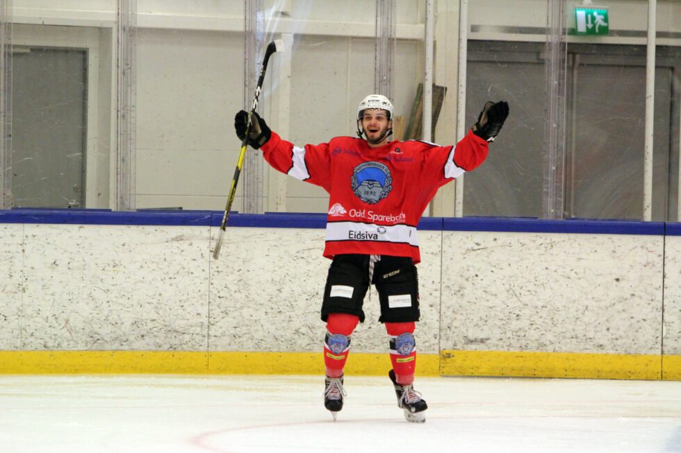 Tom Ivar Hesbråten spiller hockeykamp helt på tampen av sesongen, men skal la skøytene bli igjen.