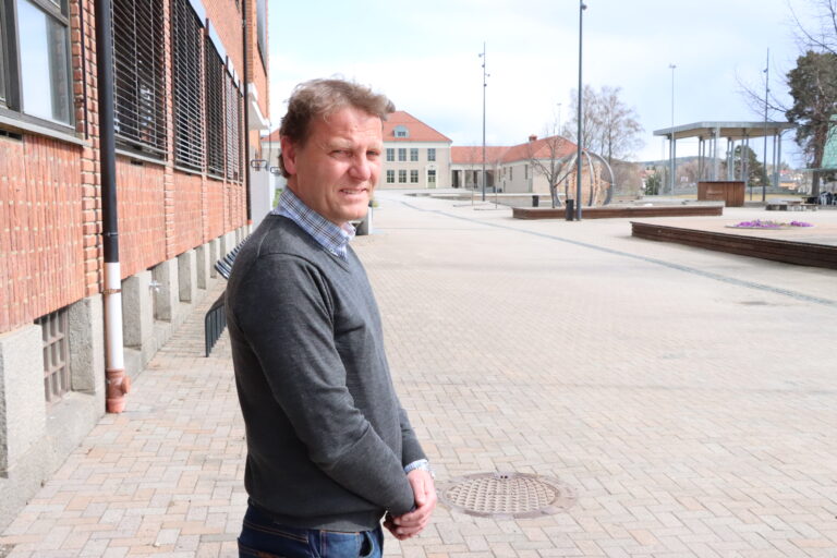 Jon Egil Pettersen, kommunalsjef for oppvekst og læring i Kongsvinger, synes det er bekymringsverdig at stadig færre søker seg til læreryrket under pandemien.