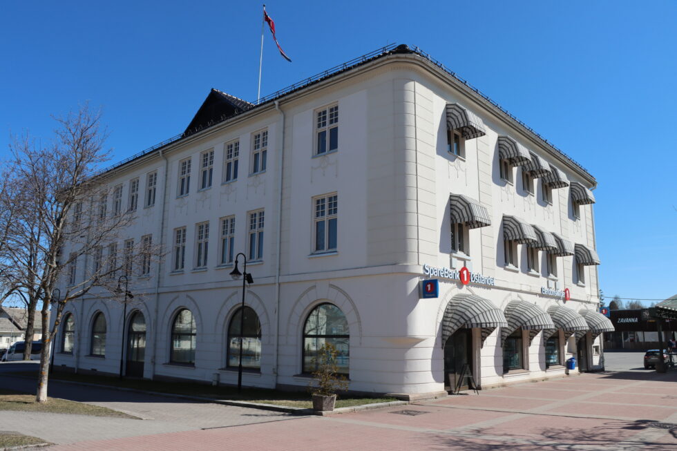 Sparebank 1s ærverdige lokaler skal nå totalrenoveres innvendig og bankens ansatte skal fra i høst i ett år arbeide fra lokaler i gågata på andre siden av bankparken.