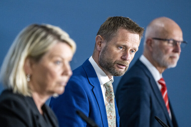 Helse- og omsorgsminister Bent Høie, flankert av justis- og beredskapsminister Monica Mæland og helsedirektør Bjørn Guldvog på pressekonferanse om koronasituasjonen onsdag.