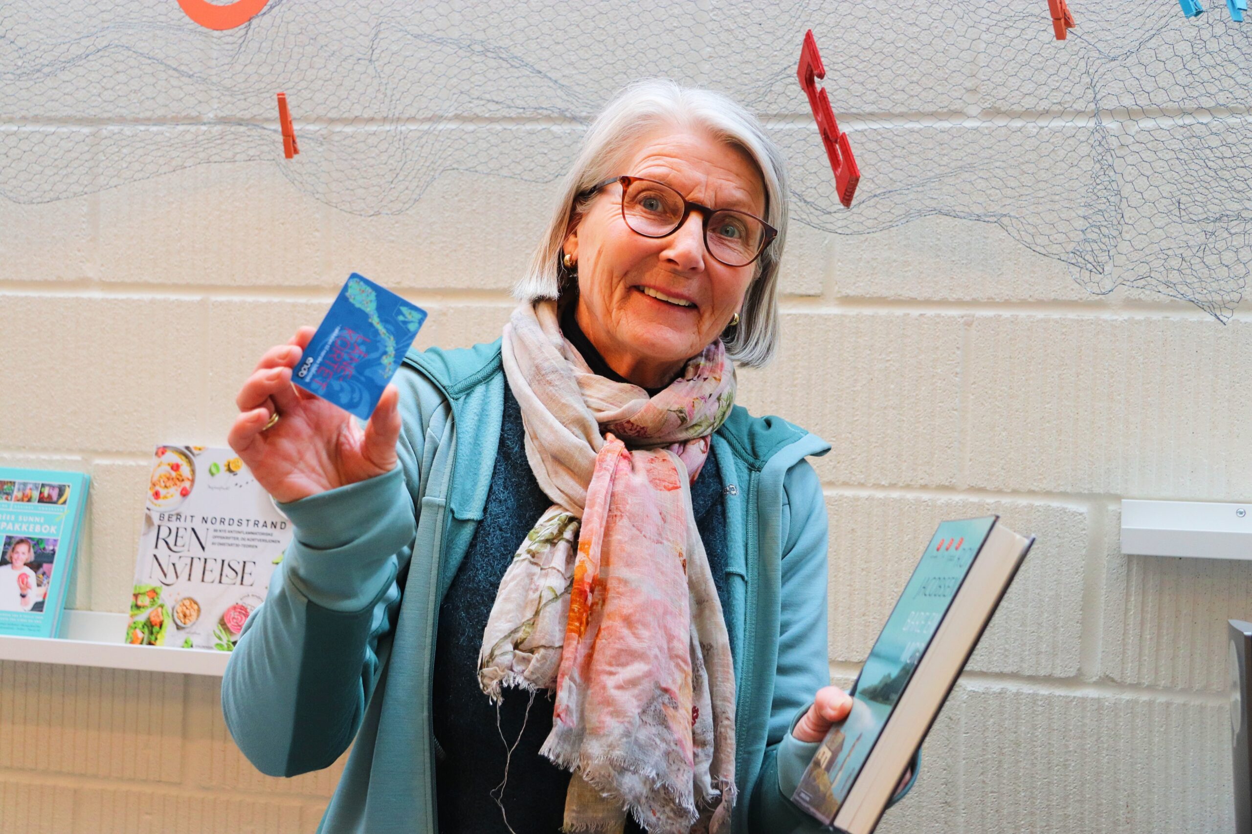 Berit Solberg har fått lånekort på Austmarka bibliotek og lånte med seg boken "Bare en mor".