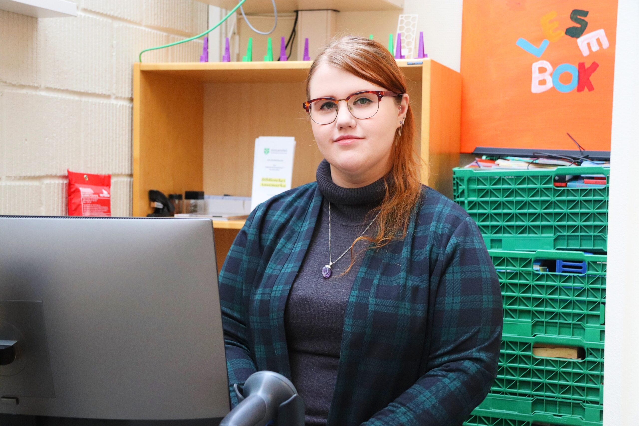 Bibliotekassistent Marianne Helgesen utstedte ni lånekort på åpningsdagen. Hun blir å se her på biblioteket på Austmarka fremover.