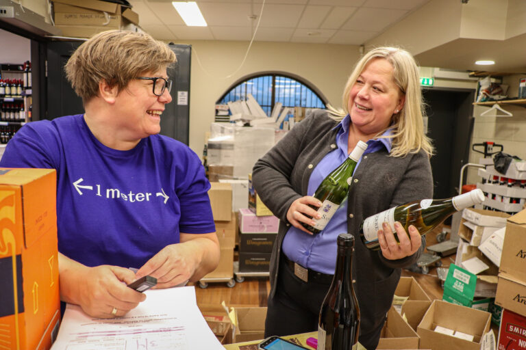 Vinmonopolet i Kongsvinger, her er Eli Bente Skarateppen og butikksjef Monica Sørpebøl avbildet ved en tidligere anledning. Fredag opplevde polet i Kongsvinger sin beste salgsdag.