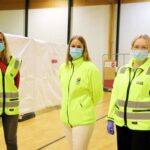 Mitt Kongsvinger ble med da vaksinasjon i Holthallen startet. På bildet er kommuneoverlege Camilla Kvalø Smedtorp, vaksinekoordinator Linda Langfoss Utgård og lege Ingrid Fløiten Nordli