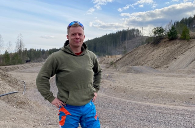 Mats Andersson, leder i Kongsvinger KMK, forteller om god trafikk etter åpning, men ønsker også å rekruttere nye spenningssøkere til sporten.