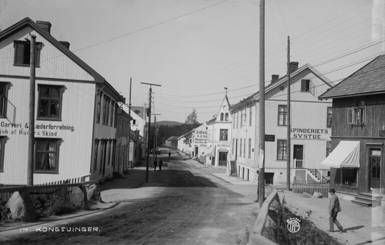Kongsvinger rådhus og folkeskolen fotografert sent på 20-tallet. Legg merke til den koselige utseserveringen på Rådhusplassen.