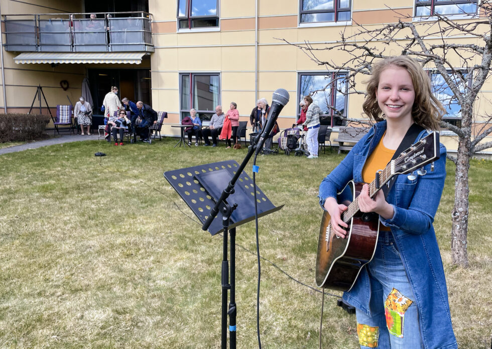 16 år gamle Emma Ovlien har gjort det til en tradisjon å spille og synge for beboerne på Langelandhjemmet. Siden hun var 10 år har hun opptrådt en til to ganger i året.