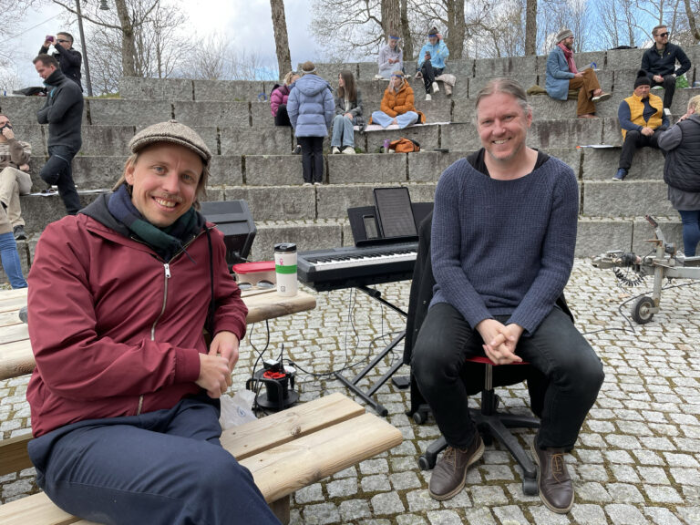 Harald Engan (t.v.) og Bjørge Verbaan er glad for at de endelig kan samle troppene igjen. 1. juli er det premiere på storsatsingen Oberst Krebs og jakten på festningssverdet.