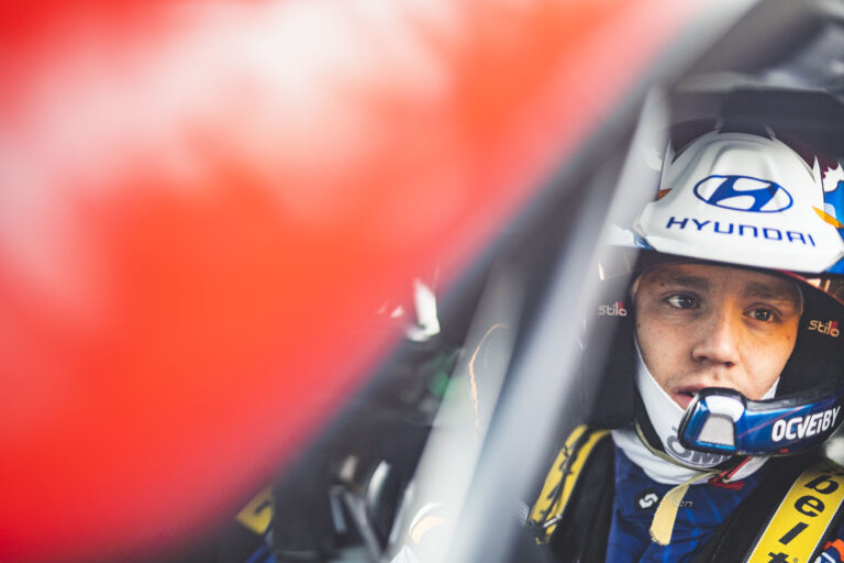 Ole Christian Veiby og kartleser Jonas Andersson suste inn til seier i et grusløp i Portugal i helga. Kommende helg kjører de et asfaltløp i en WRC-bil.