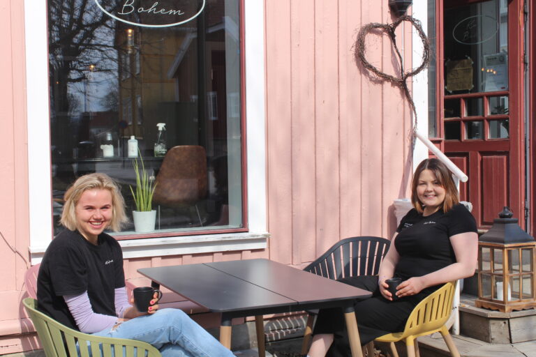 Utenfor Kafé Bohem vil det i sommer, og muligens lenger, være plass til 25 flere gjester enn vanlig når gata stenges for trafikk.