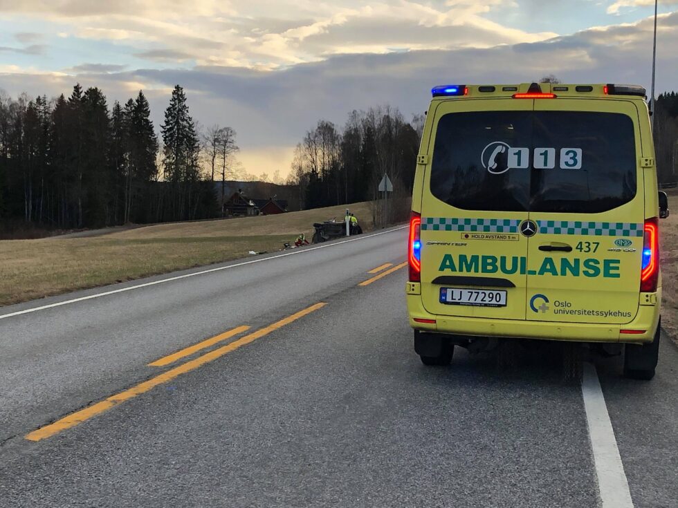 Det var til sammen fire personer i bilen som kjørte av fylkesvei 198 tirsdag forrige uke. En mann i 50-årene omkom.
