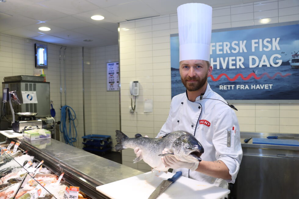 Ferskvaresjef på Meny Kongsvinger, Nicolay Paulsen, gleder seg over at salget av fersk fisk hadde voldsom økning i 2020. I år er det ikke blitt noe mindre å gjøre, legger han til.
